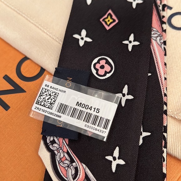 LIKE NEW LOUIS VUITTON WILD AT HEART LEOPARD BB BANDEAU -  M00415 - Picture 3 of 8